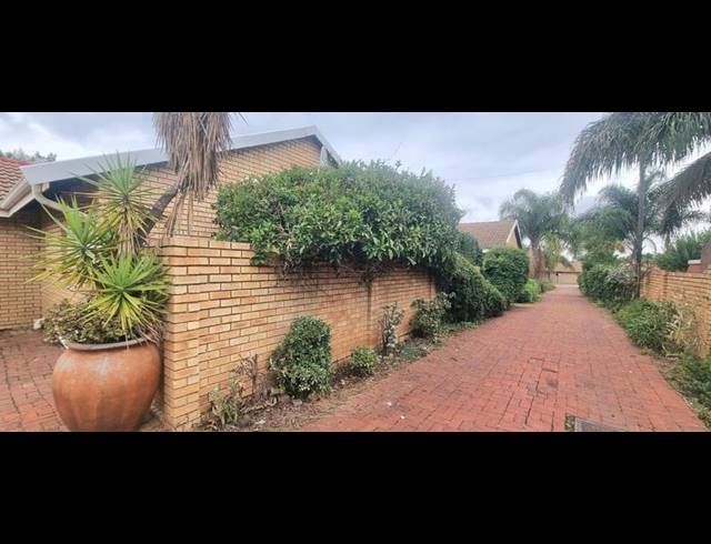 3 BEDROOM HOUSE FOR SALE IN THATCHFIELD